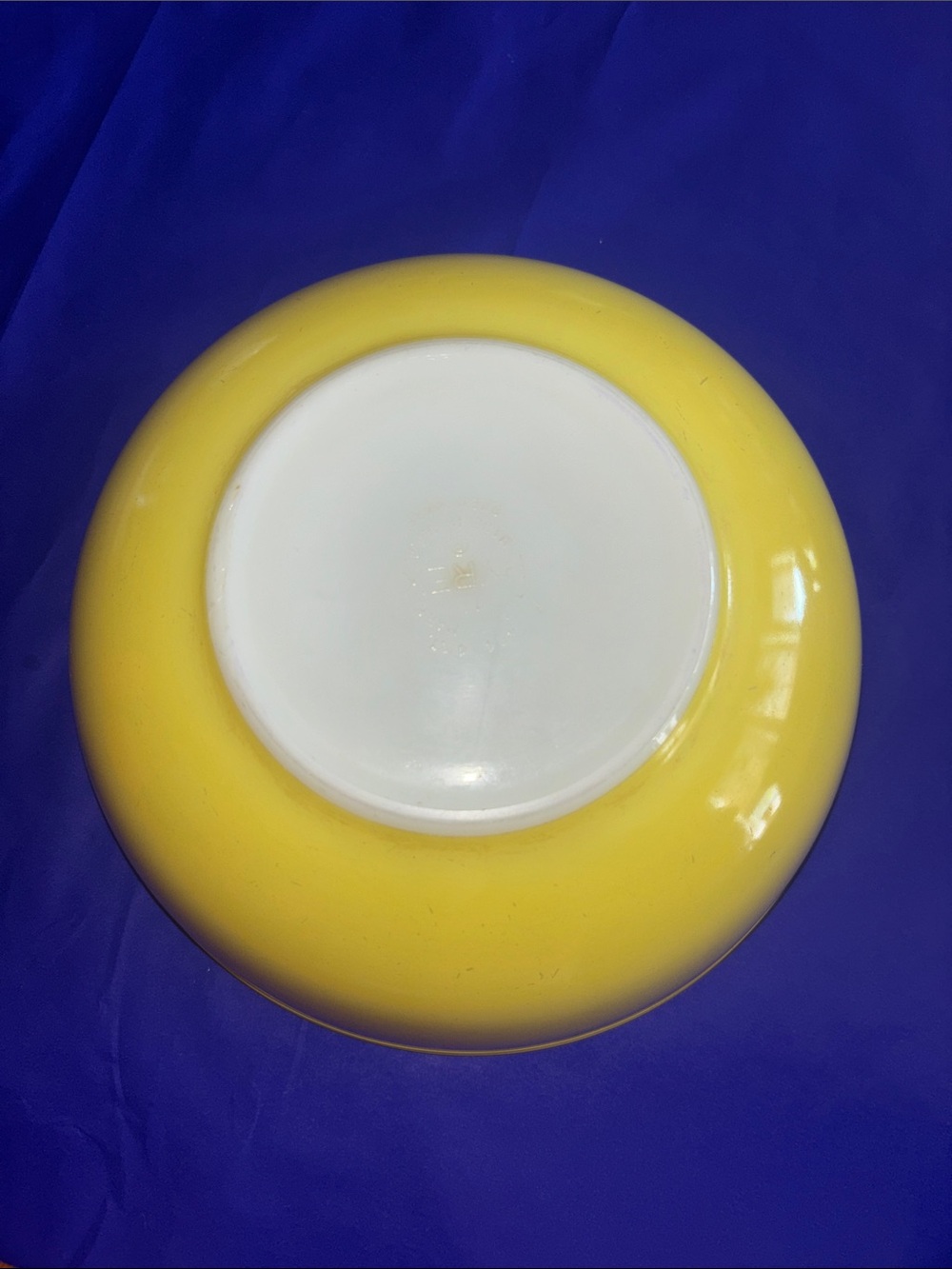 Pyrex Primary Yellow 404 - Picture 2 of 4